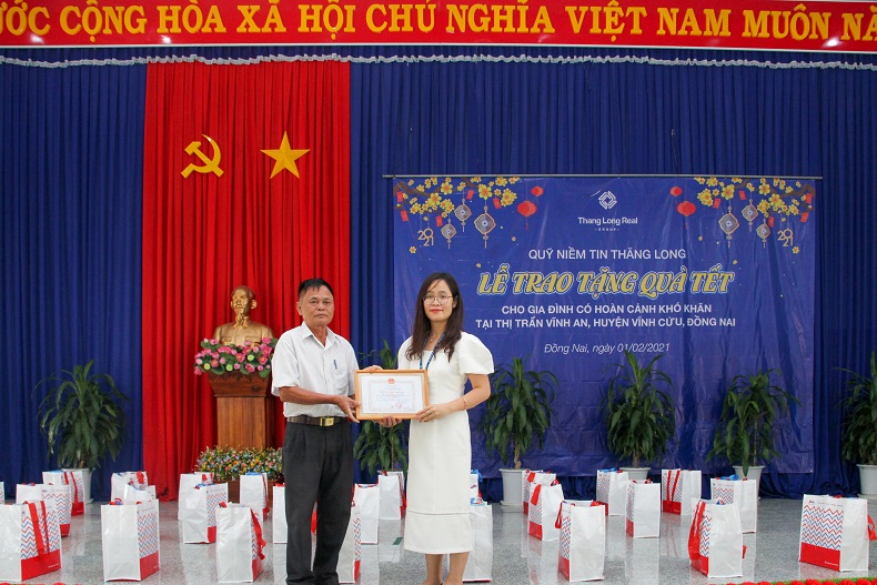 Thang Long Real Group tặng quà tết tới các gia đình khó khăn