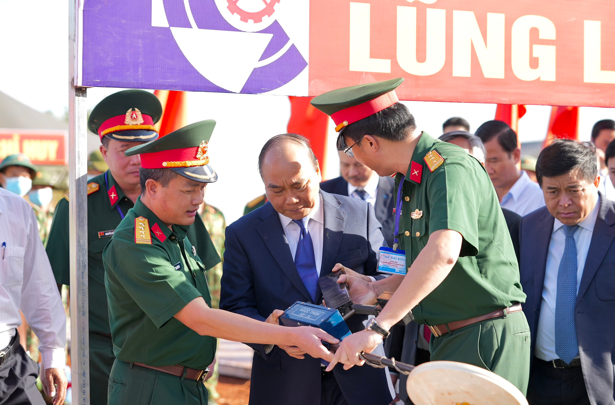 Các đơn vị quân đội báo cáo Thủ tướng về công tác rà phá bom mìn của dự án 